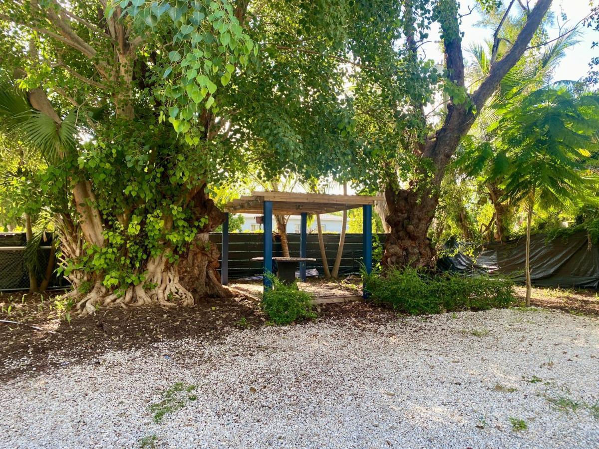 Ferienhaus Townhouse With Patio, Gazebo, Free Parking, Centrally Located