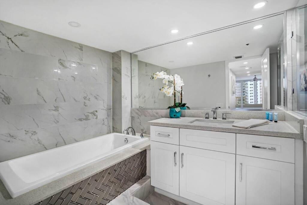 Vice! Totally Renovated, Water & Park Views! Miami