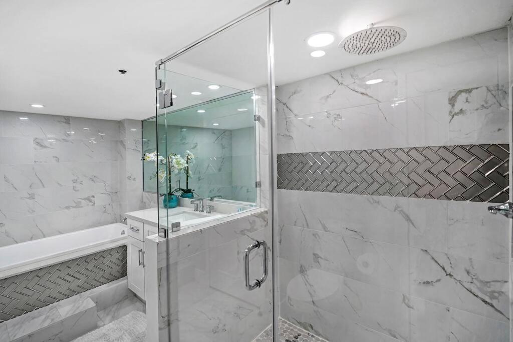 Vice! Totally Renovated, Water & Park Views! * Miami