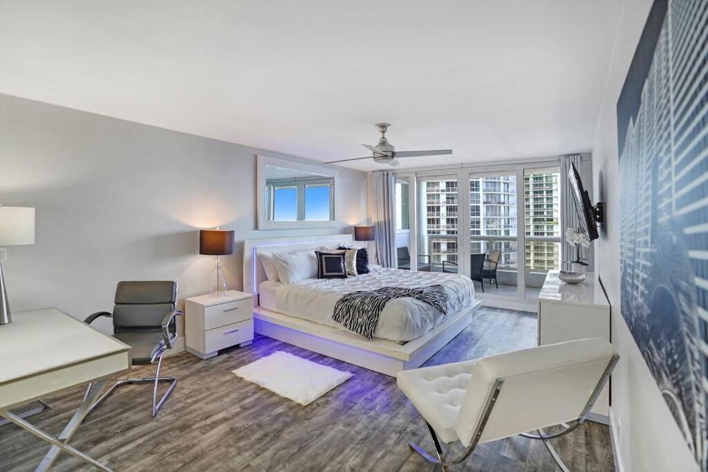 Vice! Totally Renovated, Water & Park Views! Apartment