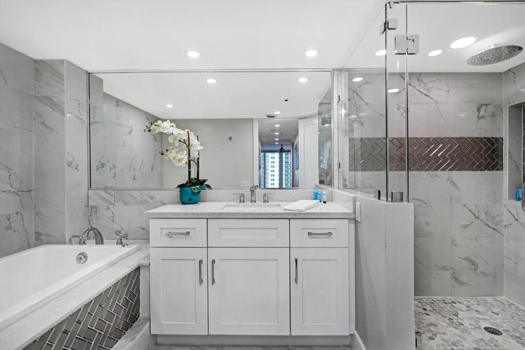 Apartment Vice! Totally Renovated, Water & Park Views! *