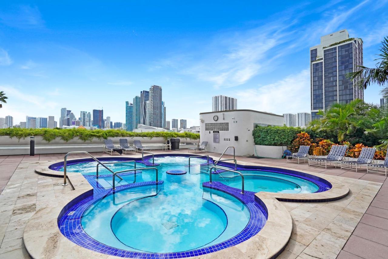 Vice! Totally Renovated, Water & Park Views! Apartment