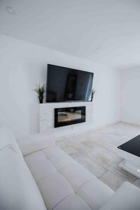 Exquisite Luxe 3 Bed With Hot Tub! *