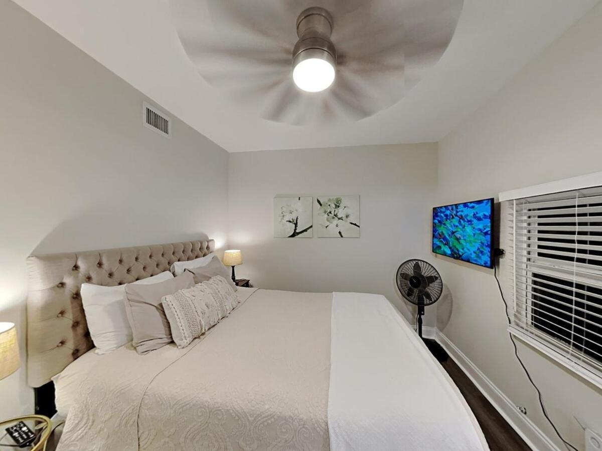 Townhouse With Patio, Gazebo, Free Parking, Centrally Located Ferienhaus *
