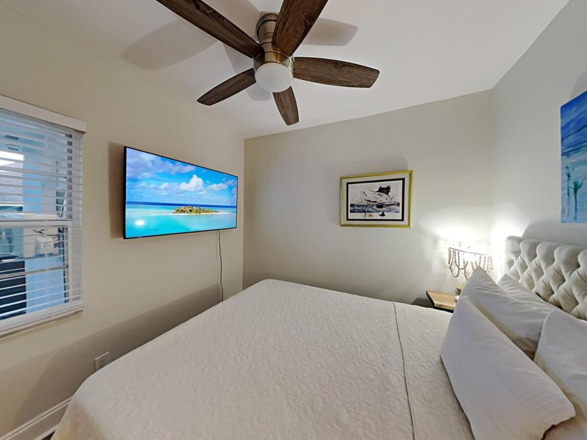 Townhouse With Patio, Gazebo, Free Parking, Centrally Located Ferienhaus *