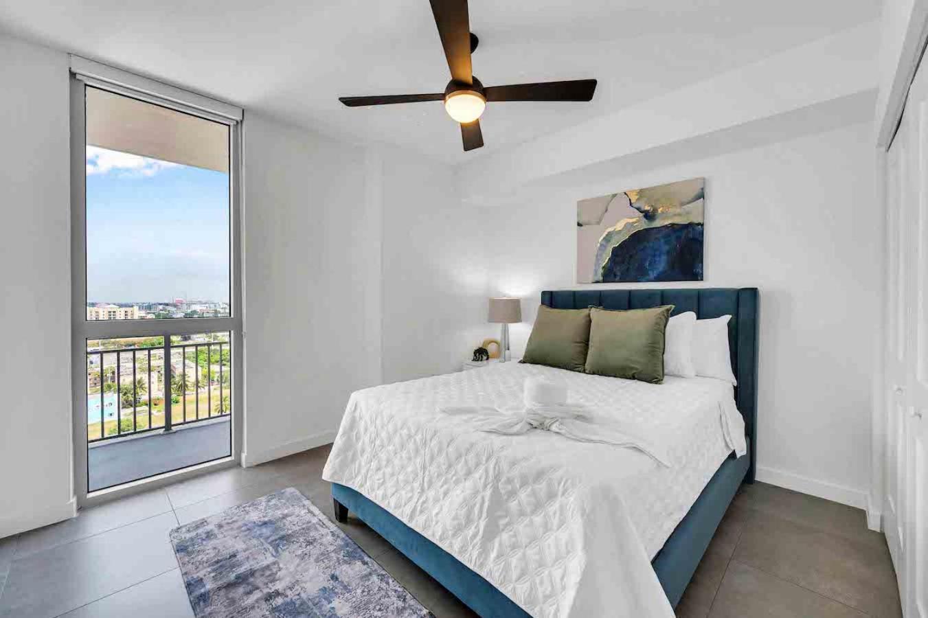 Apartment Amazing 3 Bed Unit In Dwntwn With Free Parking *
