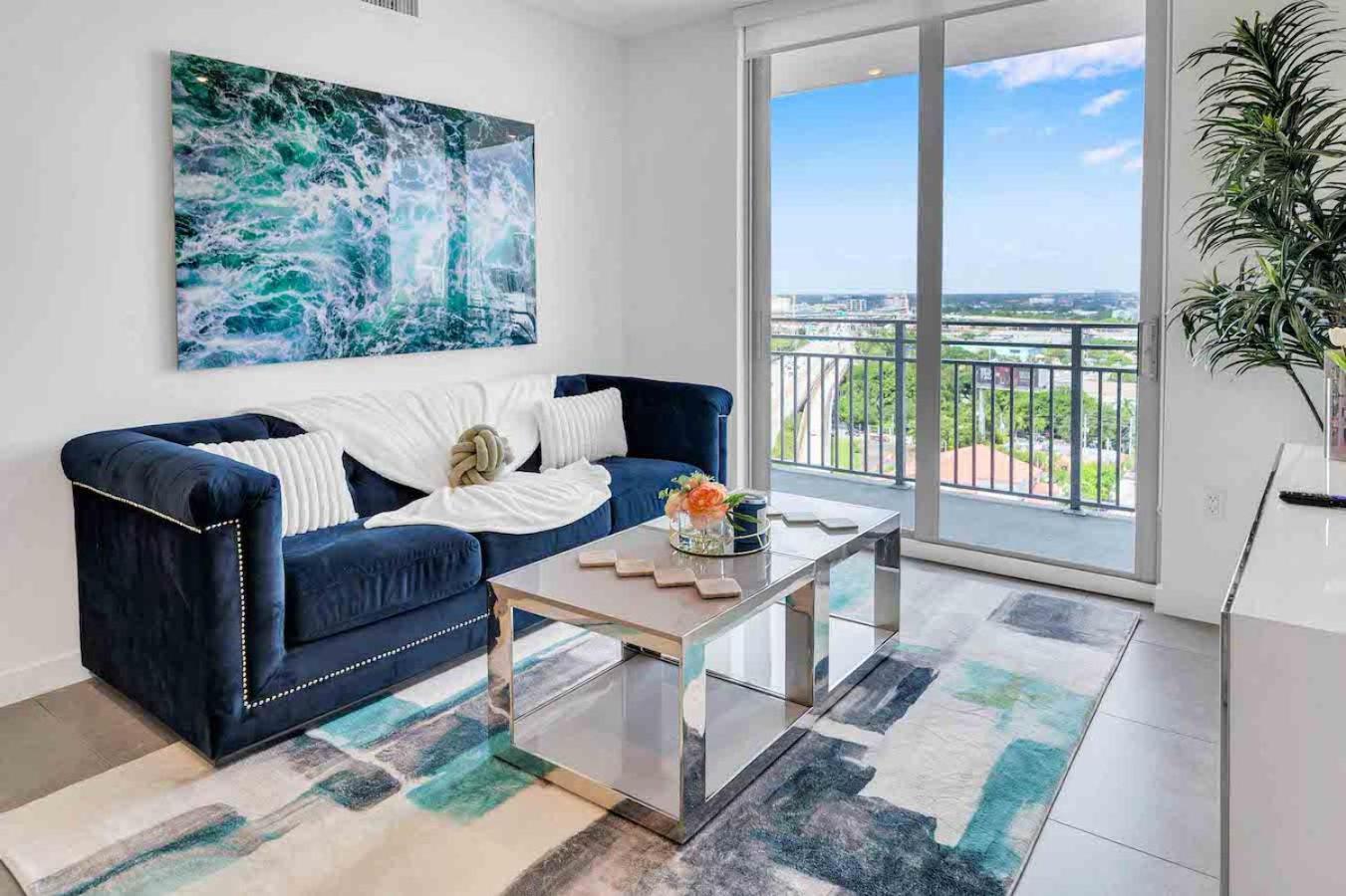 Amazing 3 Bed Unit In Dwntwn With Free Parking Apartment