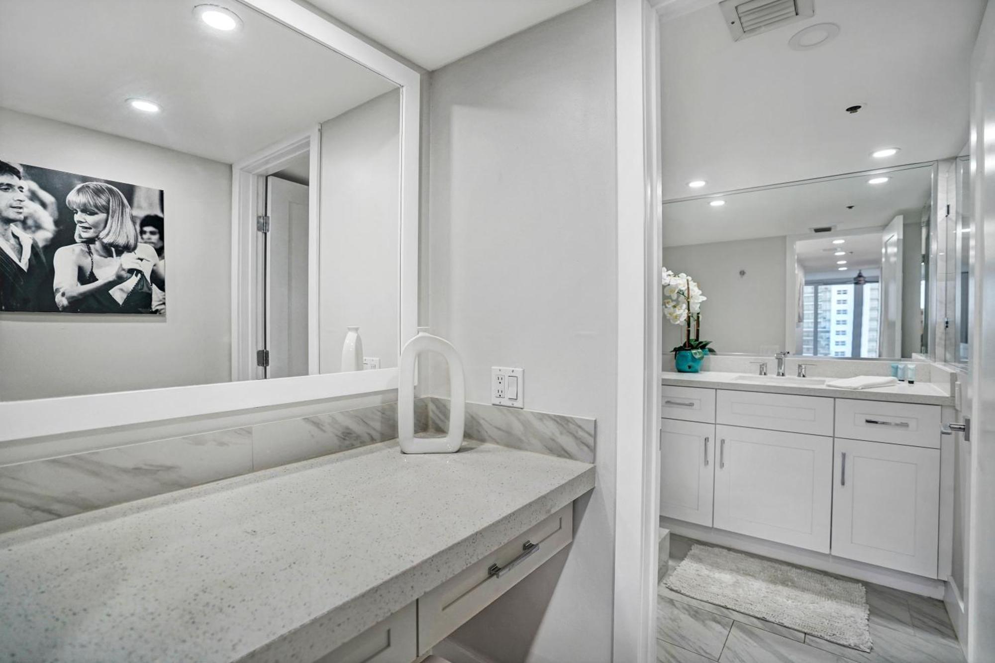 Apartment Vice! Totally Renovated, Water & Park Views! *