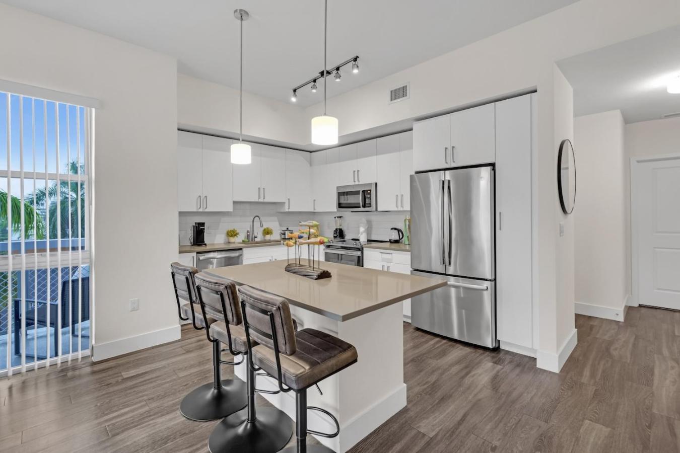 Bright And Airy 2 Bed On Biscayne Blvd With Free Park Appartement *
