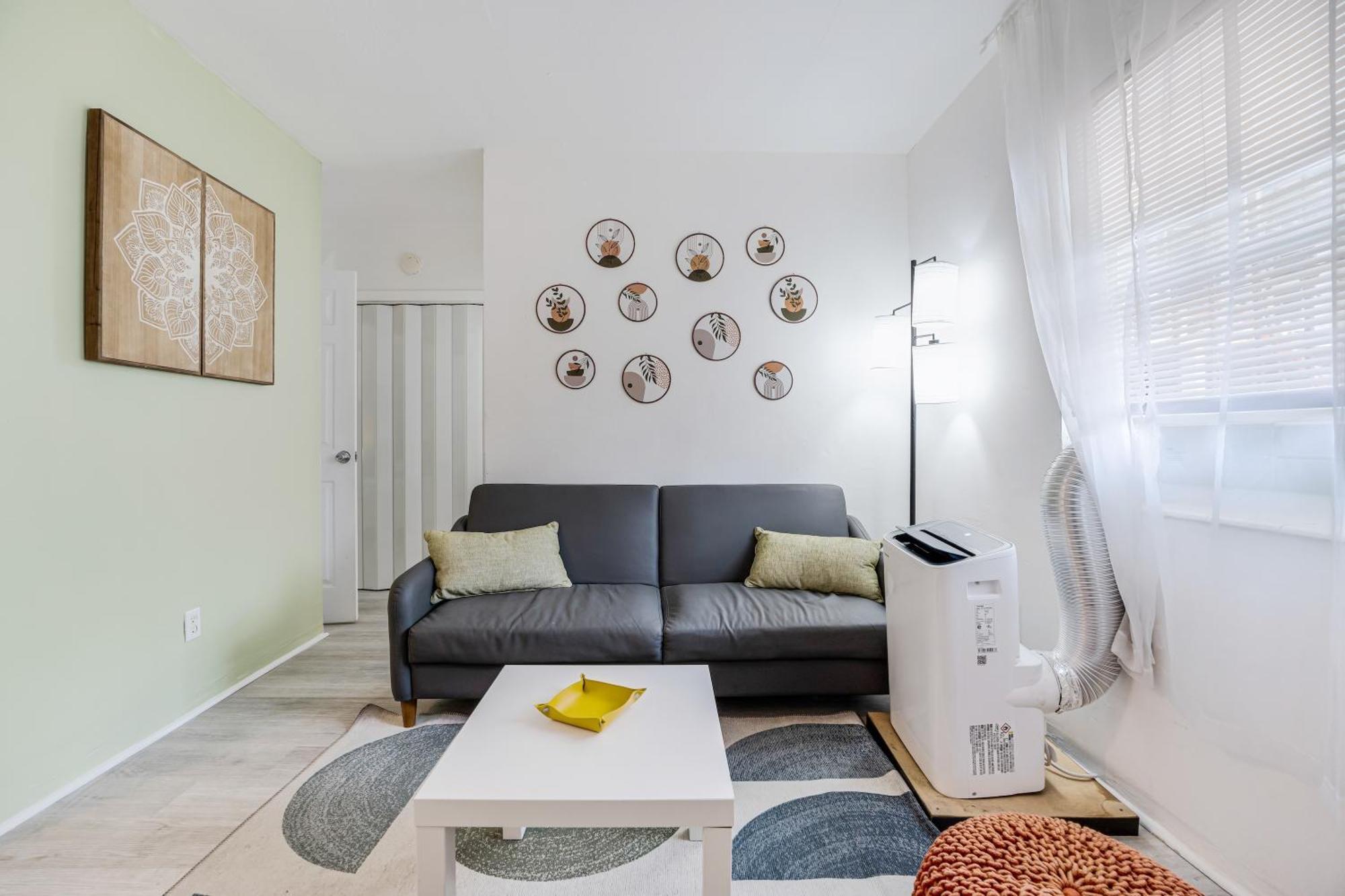 Chic 1Br Getaway Steps From Brickell Apartment *