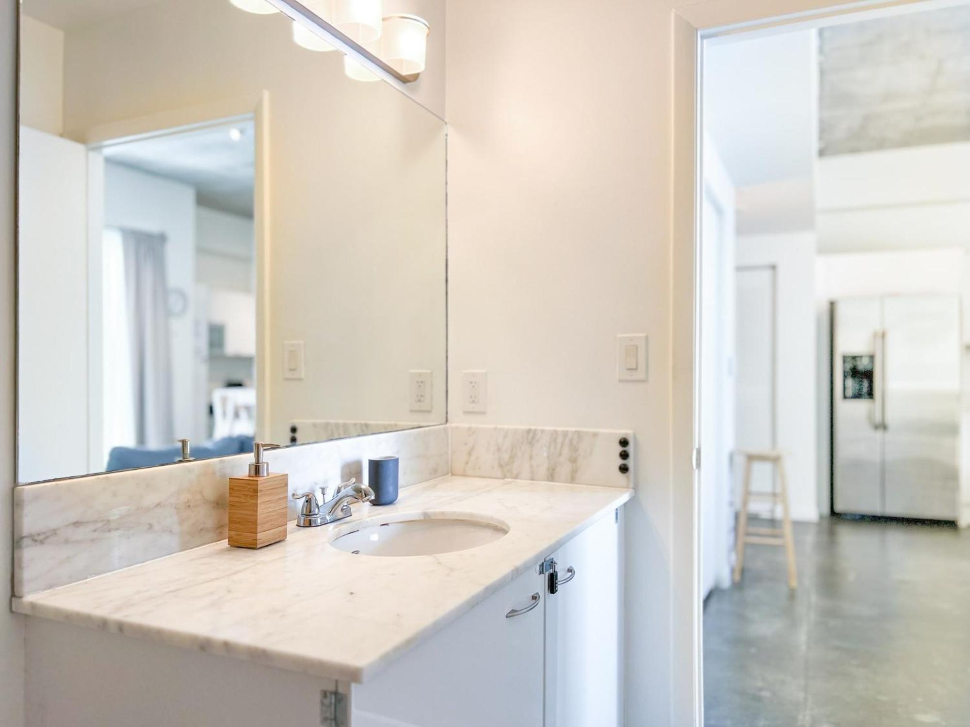 Center Stage- Downtown Parking Pool Hot Tub Holiday home *