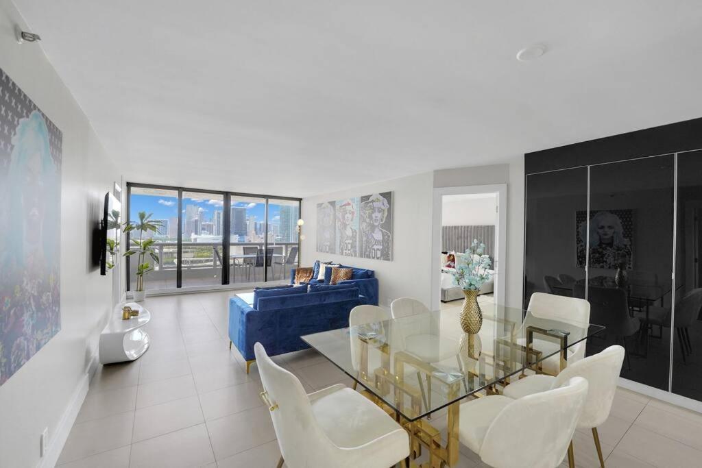 Iconic! Skyline & Water Views Apartment *