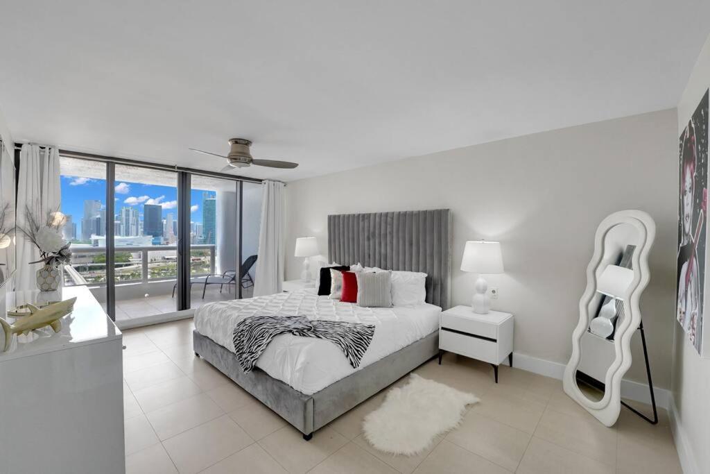 Iconic! Skyline & Water Views Apartment Miami