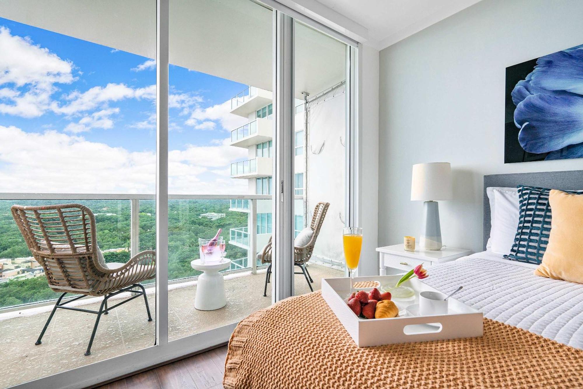 Mvr Suite With Poolside Sips And Biscayne Backdrop *