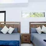 Huge 4 Bedroom Townhouse W/ Private Rooftop & Bbq
