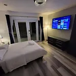 Cozy Mia Airport Pool Home