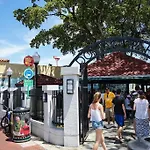 Migue\'S Tiny Miami Alcove