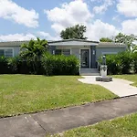 Sunny Miami Retreat, 4Br House With Private Pool, Family Friendly, Min From Airport & Beaches