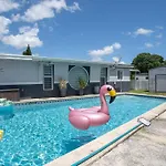 Sunny Miami Retreat, 4Br House With Private Pool, Family Friendly, Min From Airport & Beaches