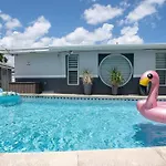 Sunny Miami Retreat, 4Br House With Private Pool, Family Friendly, Min From Airport & Beaches