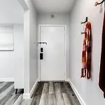 Airport Loft 1B Full Kitchen Virg 10