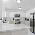 Stunning 3-Bedroom Duplex With Free Parking