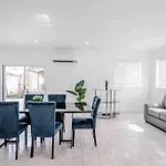 Exquisite Luxe 3 Bed Home With Hot Tub!