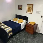 Snug Minimalist Full Bed With 50 Inch Smart Tv, Netflix, Airplay, Mini-Fridge, And 500 Mbps Wifi Near Fiu, Dolphin Mall, Airport