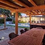 Lakefront Villa: Tropical Backyard & Kayak Tgh