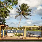 Lakefront Villa: Tropical Backyard & Kayak Tgh