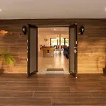 Lakefront Villa: Tropical Backyard & Kayak Tgh