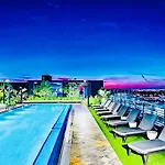 Art House King Bed Rooftop Pool