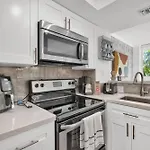 Treetop Retreat! Cozy 2 Bedroom In Heart Of Grove