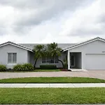 Luxurious Home With Bbq, Hot Tub, Heated Pool & Wifi - L36
