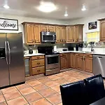 Adorable 2-Bedroom House With Free Parking