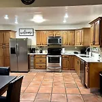 Adorable 2-Bedroom House With Free Parking