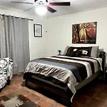 Adorable 2-Bedroom House With Free Parking