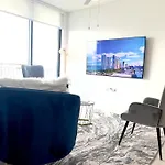 Heart Of Downtown, 3Br-2 And Half Bathroom En-Suites Luxe Pool!