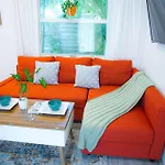 Cozy Tiny Home - Hidden Gem!