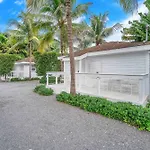 Renovated Grove Bungalow -Near Coconut Grove