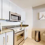 2 Bed Condo, Queen Sofa Bed Brickell, Free Parking, Pool, Gym