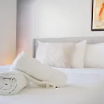 2 Bed Condo, Queen Sofa Bed Brickell, Free Parking, Pool, Gym