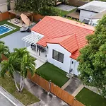 Luxury Retreat 3B ,2Ba Pool , Coral Gables Center