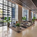 Stunning Condo With Free Parking On 46Th Floor!