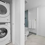 Stunning Condo With Free Parking On 46Th Floor!