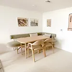 Stylish One Bedroom In The Heart Of Vibrant Downtown- Daily Resort Fee And Parking Not Included
