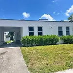Group Stay By The Grove & Gables