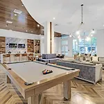 Trendy One Bedroom Getaway Steps From Biscayne