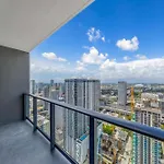 Skyline Retreat Chic 1-Br With Prime City Access