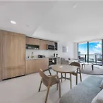 Skyline Retreat Chic 1-Br With Prime City Access
